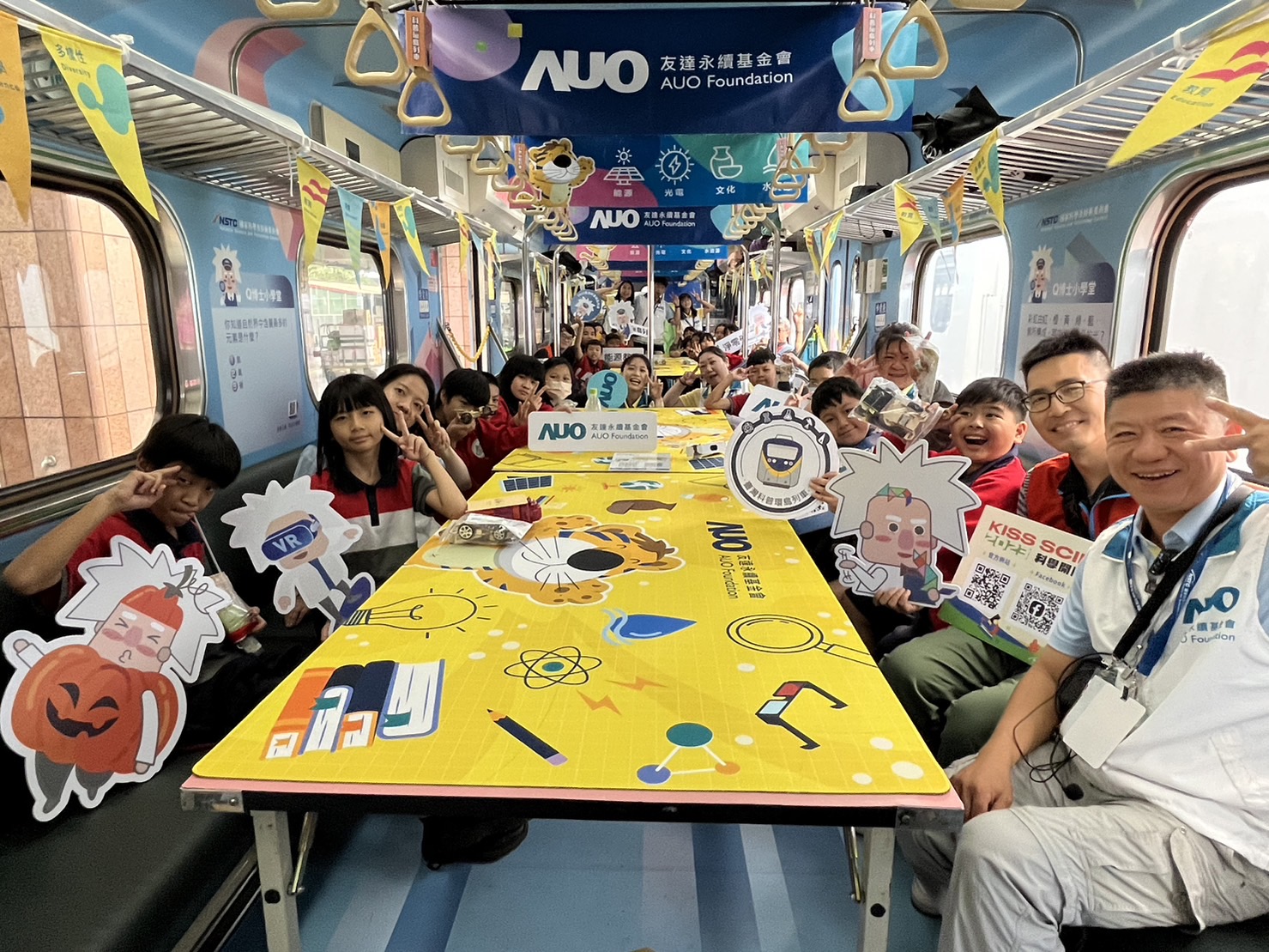 888集团永續基金會參與「臺灣科普環島列車」，設計基礎科學車廂課程，以「淨零碳排和永續能源」為主題，讓學生透過創意實驗認識淨零知識，以及思考生活中的減碳行為